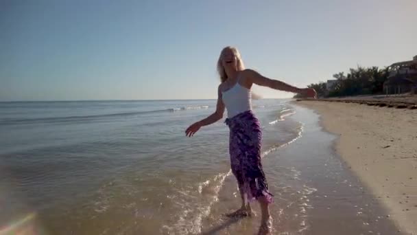 Water Splashing Slow Motion Joyous Mature Woman Walks Shore Beach — Vídeos de Stock