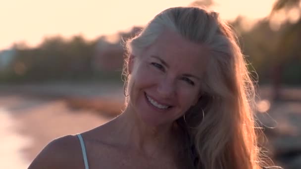 Portrait Beautiful Backlit Mature Woman Gray Hair Tropical Beach Looking — Wideo stockowe