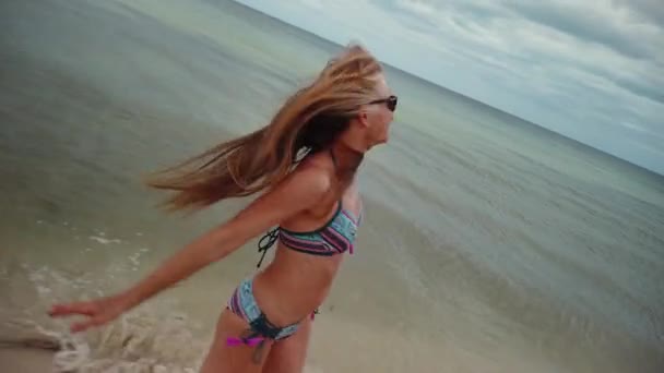 Closeup Slow Motion Laughing Playful Mature Woman Bikini Sunglasses Turns — Vídeos de Stock