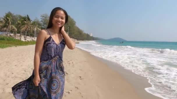 Beautiful Thai Lady Walking Happily Sand Beach Thailand Waves Splashing — ストック動画