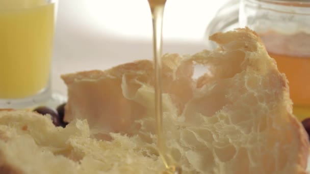 Ψιθυρίζοντας Μέλι Φρέσκο Ψητό Κρουασάν Από Κοντά — Αρχείο Βίντεο