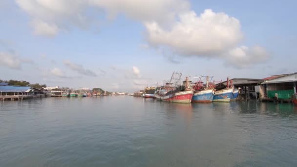 Aérea Vuelo Baja Altitud Hacia Barcos Pesqueros Amarrados Transbordadores Puerto — Vídeos de Stock