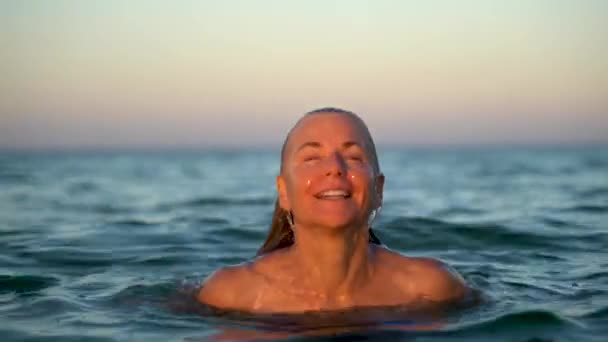Pretty Mature Woman Rising Water Smiles Camera Sunset — Video Stock