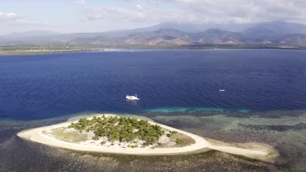 Tourist Boat Anchored Next Pulau Bedil Tiny Indonesian Beautiful Island — Wideo stockowe