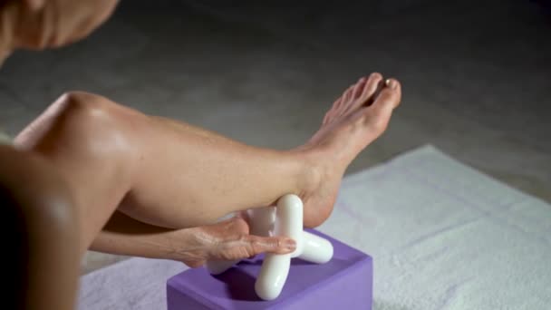 Mature Woman Uses Massage Tool Myofascial Therapy Her Legs Calf — Stockvideo