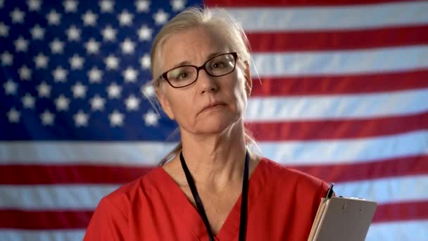 Muotokuva Sairaanhoitaja Vastaan Epätarkka Yhdysvaltain Lippu Osoittaa Pettymystä Surua — kuvapankkivideo