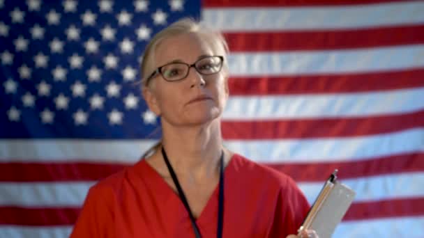Portrait Une Infirmière Marchant Drapeau Américain Premier Plan Montrant Sourire — Video