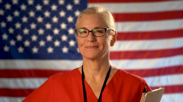 Средний Плотный Портрет Улыбающейся Медсестры Буфетом Фокусе Американский Флаг — стоковое видео