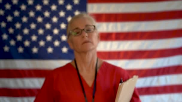 Retrato Medio Ajustado Una Enfermera Con Portapapeles Que Feliz Aliviada — Vídeo de stock
