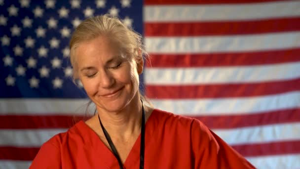 Средний Плотный Портрет Улыбающейся Счастливой Медсестры Фокуса Американского Флага — стоковое видео
