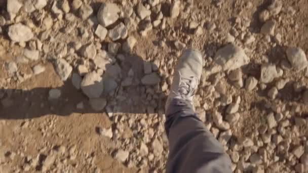 Πάνω Άποψη Στα Πόδια Μπότες Πεζοπορίας Πόδια Έδαφος Της Ερήμου — Αρχείο Βίντεο