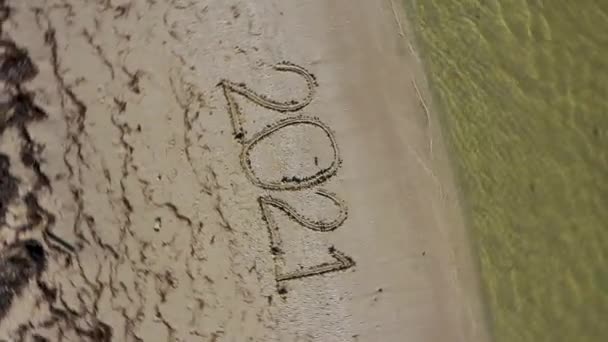 Εικοσιένα Ένα Γραμμένο Στην Άμμο Και Περιστρέφεται Δεξιόστροφα Δείχνει Συνεχώς — Αρχείο Βίντεο
