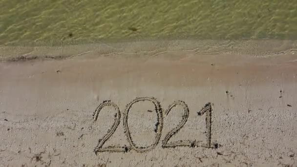 Twenty Twenty One Written Sand Bottom Frame Water Laps Beach — Wideo stockowe