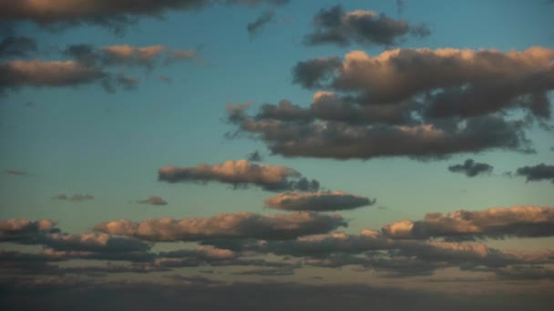 Nubes Moviéndose Hacia Cámara Atardecer Sobre Océano Yendo Oscuridad — Vídeos de Stock