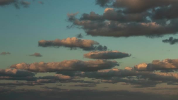 Nagy Felhők Haladnak Kamera Felé Naplementekor Óceán Felett Sötétség Felé — Stock videók