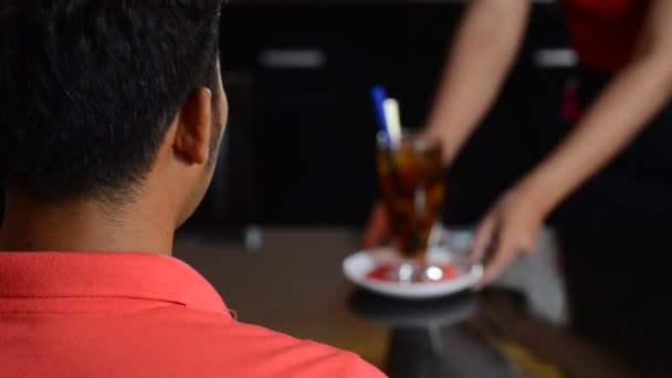 Person Being Served Ice Cold Beverage Cafe Restaurant Waitress Rack — Stok video