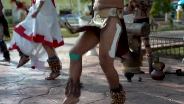 Primer Plano Las Piernas Los Bailarines Mayas Tocando Batería Afuera — Vídeos de Stock