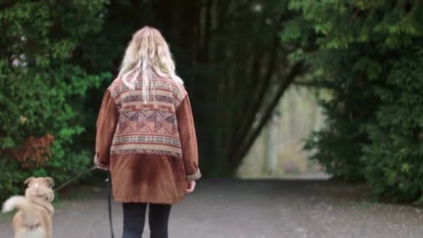 Blonde Girl Walks Street Her Dog Leash Cold Cloudy Day — Videoclip de stoc
