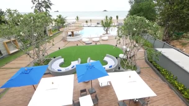 Jardim Relaxante Com Piscina Rodeada Por Bela Vista Praia — Vídeo de Stock