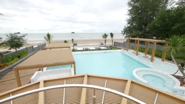 Etrafı Güzel Sahil Manzarasıyla Çevrili Yüzme Havuzuyla Rahatlayan Bahçe — Stok video