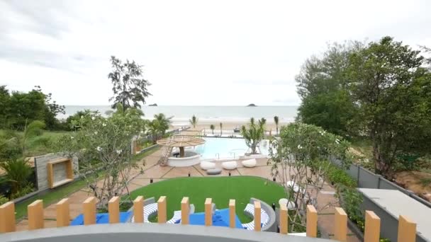 Jardim Relaxante Com Piscina Rodeada Por Bela Vista Praia — Vídeo de Stock