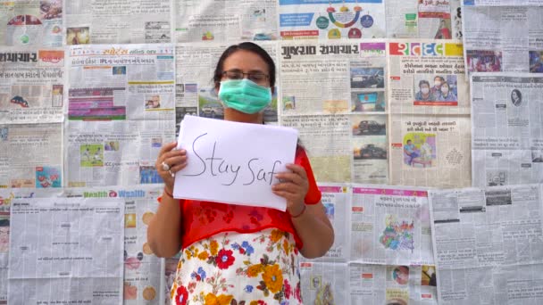 Maskeli Kadın Corona Virüsüne Hayır Diyor — Stok video