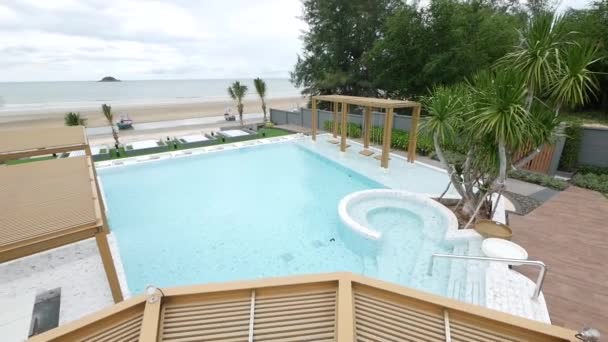 Jardim Relaxante Com Piscina Rodeada Por Bela Vista Praia — Vídeo de Stock