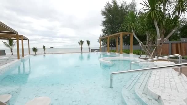 Jardim Relaxante Com Piscina Rodeada Por Bela Vista Praia — Vídeo de Stock