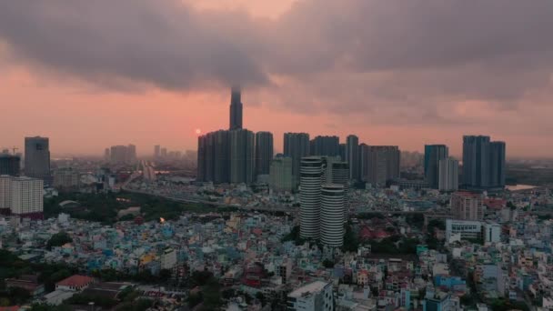 Nascer Sol Urbano Aéreo Colorido Com Edifício Alto Escondido Nuvem — Vídeo de Stock