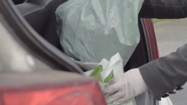 Человек Кладет Сумки Покупками Багажник Автомобиля Гигиенических Перчатках — стоковое видео