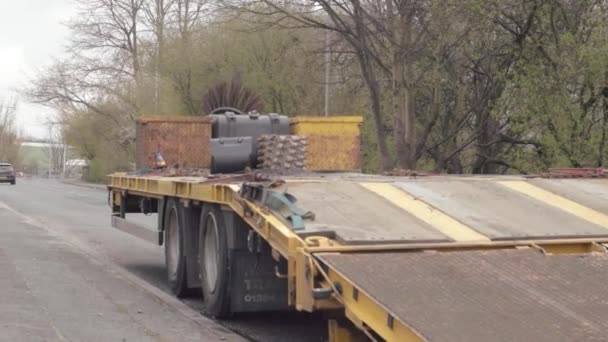 Zware Fabriek Industriële Aanhangwagen Geparkeerd Snelweg Weg Breed Schot — Stockvideo