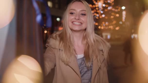 Tânăra Femeie Primit Crăciunul Prezent Dar Este Adevărat Dezamăgită Cadou — Videoclip de stoc