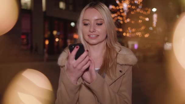 Genç Kadın Mükemmel Noel Hediyesini Arıyor Yavaş Çekimde Bulduğunda Heyecanlanıyor — Stok video