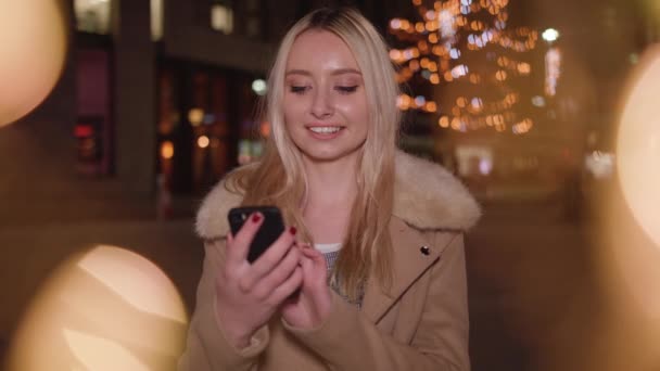 Young Woman Gets Special Christmas Phone Call Close Friend Slowmotion — Vídeos de Stock