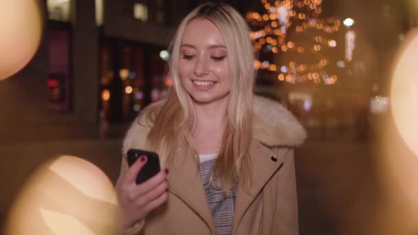 Genç Bayan Mükemmel Noel Hediyesi Aldı Yavaş Çekimde — Stok video