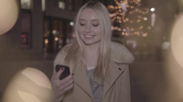 Genç Bayan Mükemmel Noel Hediyesi Aldı Yavaş Sınıflandırılmamış — Stok video