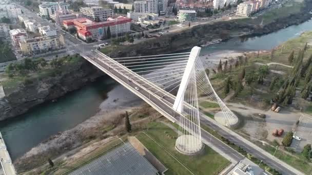 Karadağ Podgorica Kentindeki Ünlü Millenium Köprüsünün Havadan Çekimi Köprünün Altında — Stok video