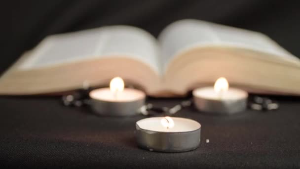 Três Velas Luz Chá Com Livro Aberto Fundo Médio Tiro — Vídeo de Stock