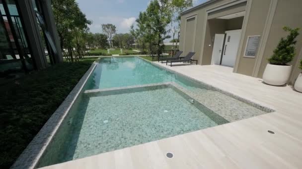 Modern Contemporary Pool House Exterior Design Green Garden — Vídeos de Stock