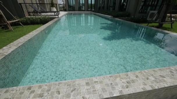 Modern Contemporary Pool House Design Exterior Gradina Verde — Videoclip de stoc