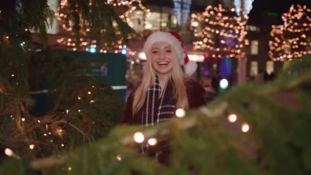 Mujer Joven Sorprende Pareja Por Salir Detrás Del Árbol Navidad — Vídeo de stock