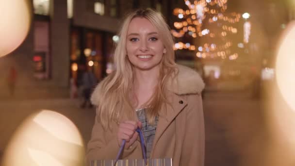 Jovem Mulher Atraente Mostra Sua Compra Recente Viagem Compras Sorrisos — Vídeo de Stock