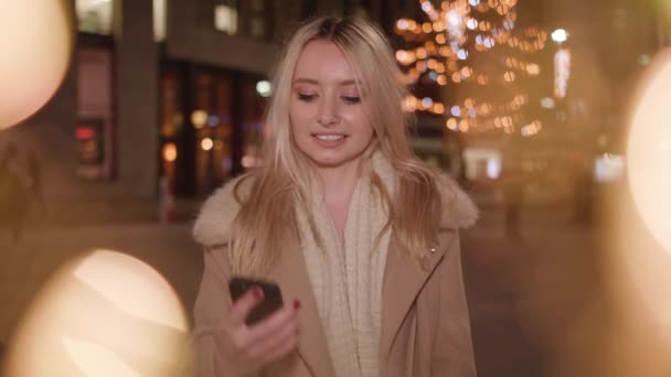 Çekici Bir Bayan Mükemmel Hediyeyi Bulmak Için Internetten Telefonuyla Alışveriş — Stok video