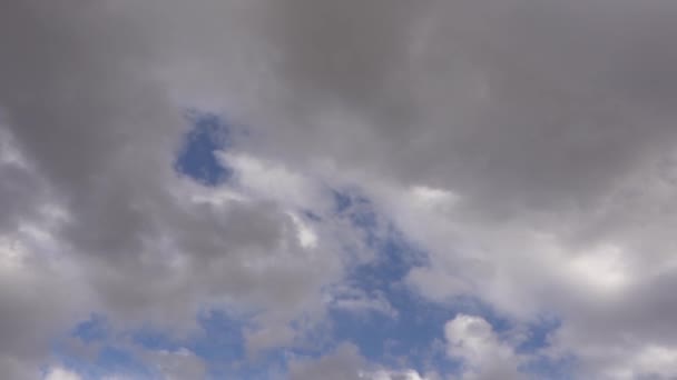 Блакитне Небо Темними Хмарами Слідовий Рух — стокове відео