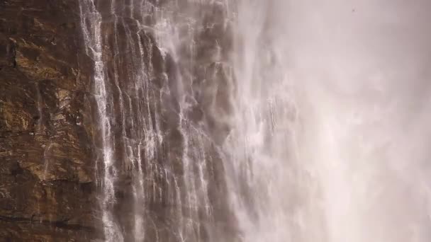 Νερό Στάζει Από Βρεγμένο Βράχο Στη Βάση Ενός Καταρράκτη — Αρχείο Βίντεο