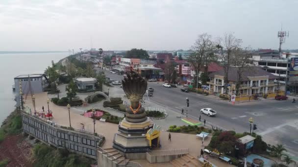 Воздушные Съемки Памятника Наге Достопримечательности Провинции Накхонпаном Таиланд Стоящего Рядом — стоковое видео