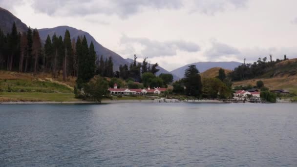 Wide Shot Arriving Walter Peak Farm Tss Earnslaw Lake Wakatipu — Stockvideo