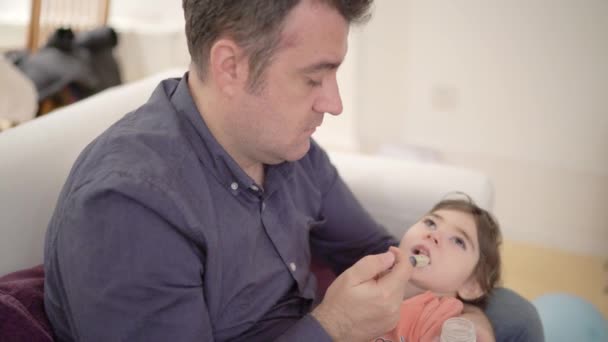 Father Feeding His Little Girl Cerebral Palsy Special Need His — Vídeo de Stock