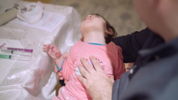 Красива Дитина Церебральним Паралічем Потрапляє Руки Батька Постійно Трясеться — стокове відео