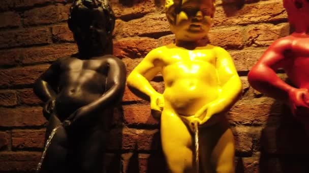 Stabilized Shot Brightly Colored Fountain Three Cherubs Urinating Night Angels — Stock video